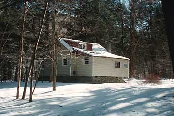 cabin1.jpg (24561 bytes)